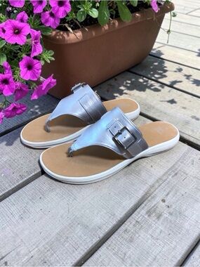 Time and Tru Silver Metallic Thong Sandals Womens Size 8 NWT Comfort Buckle